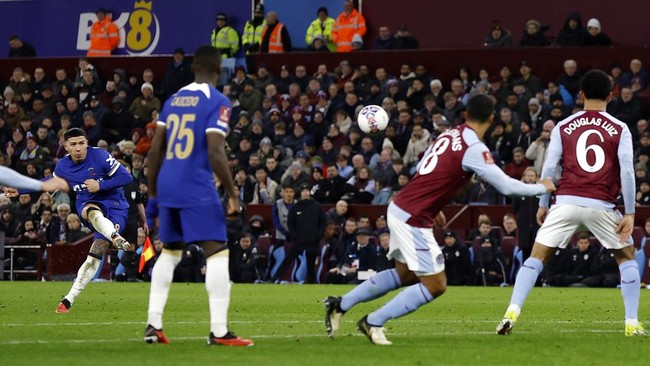 Momen Tendangan Bebas ‘Gila’ Enzo Fernandez di Aston Villa vs Chelsea: Skill Dewa Jebolan Juara Dunia!